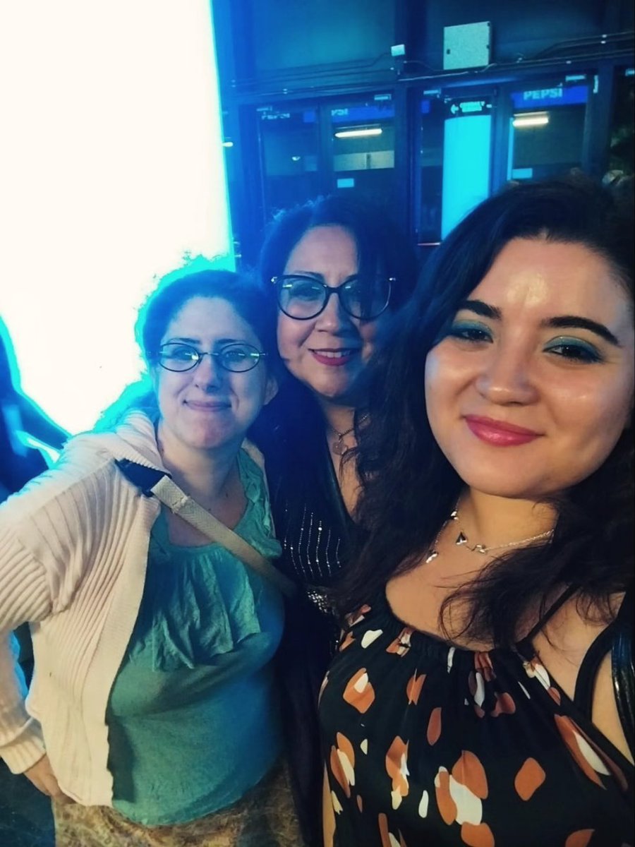 luciaoses1's tweet photo. Amar a @pabloalboran es entregarse con todo el ♥️ porque en sus canciones siempre encuentro un pedacito de verdad, de consuelo y de alegría.
Gracias por #KM0
Te extrañe tanto, Pablo... qué lindo volver a tenerte en Buenos Aires 🇦🇷✨ por un 2026 con más conciertos.
#movistararena https://t.co/R8AlEMNLaG