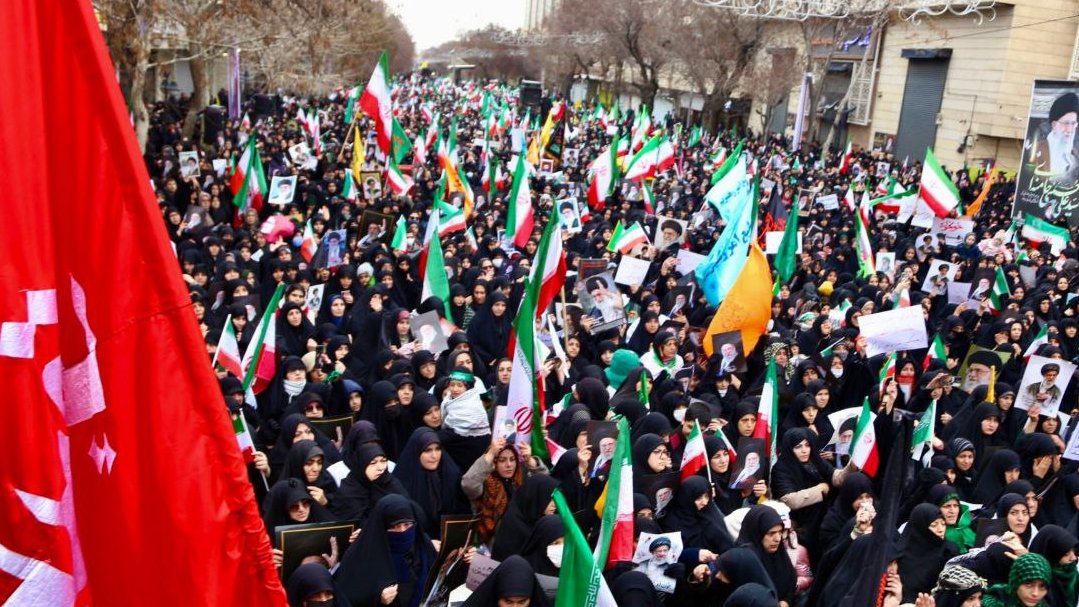 🇮🇷 همزمان با هفتمین روز از شهادت رهبر انقلاب و آغاز حملات رژیم صهیونیستی و آمریکا علیه ایران، بانوان انقلابی تبریز در اجتماع «زینبیون»، با خونخواهی رهبر شهید، بار دیگر عهد خود را با نظام و ولایت فقیه تجدید کردند.

#لبیک_یا_خامنه_ای
#تا_پای_جان_برای_ایران
#دیار_ایستادگی