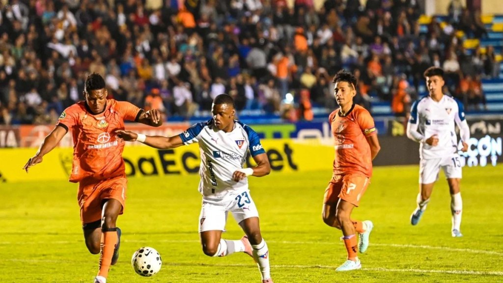 Vitrinafutboler's tweet photo. Liga cae en Loja ante Libertad (2-1) y deja dudas en el arranque del campeonato. https://t.co/pr6VdBBOBM