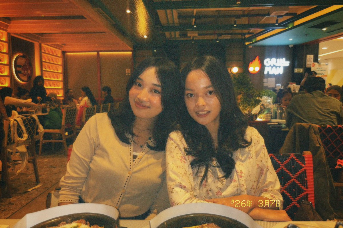 Naelaptri's tweet photo. Terkadangan 🤏mellow kalo lagi kumpul sama temen sekolah, suka keinget jaman itu lagi susah susahnya dan ga punya keluarga. Tapi ada mereka yang nemenin sampe bisa sekuat sekarang. Panjang umur pertemanan, panjang umur hal-hal baik🌻✨ https://t.co/TM3VvzU7eI