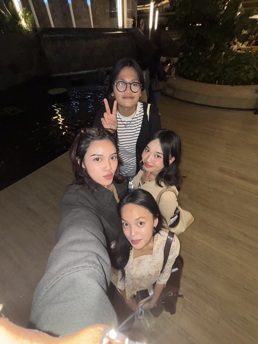 Naelaptri's tweet photo. Terkadangan 🤏mellow kalo lagi kumpul sama temen sekolah, suka keinget jaman itu lagi susah susahnya dan ga punya keluarga. Tapi ada mereka yang nemenin sampe bisa sekuat sekarang. Panjang umur pertemanan, panjang umur hal-hal baik🌻✨ https://t.co/TM3VvzU7eI
