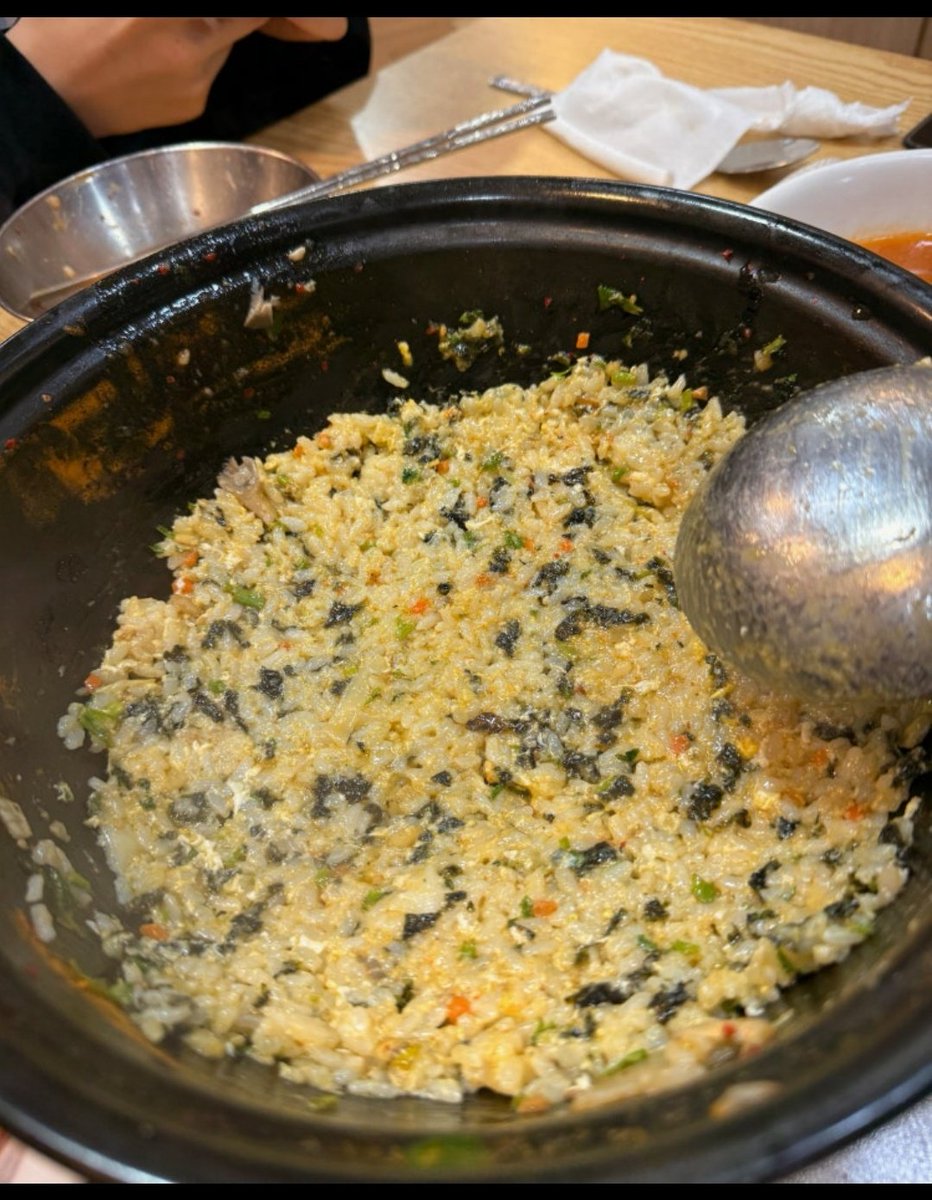 김포공항이 대한민국의 관문공항이던 그시절, 
빨간 국물에 미나리 들어간 칼국수+
마늘 오지게 들어간 겉절이+
계란볶음밥으로 떼돈을 번 곳이 바로...
크루들이 엄청 드셨다카더라
먹으면 진짜 맛은 있음. 온몸에 냄새 배는 부작용을 제외하면;;