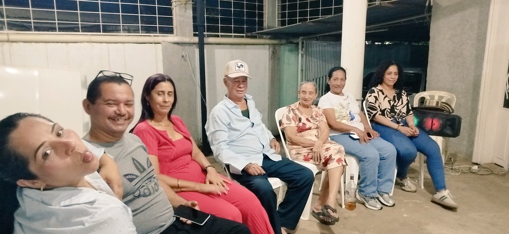 grego_marin's tweet photo. Cumpleaños de mi padre, junto a mis hermanos y mis tíos. https://t.co/3cH14LVvZX