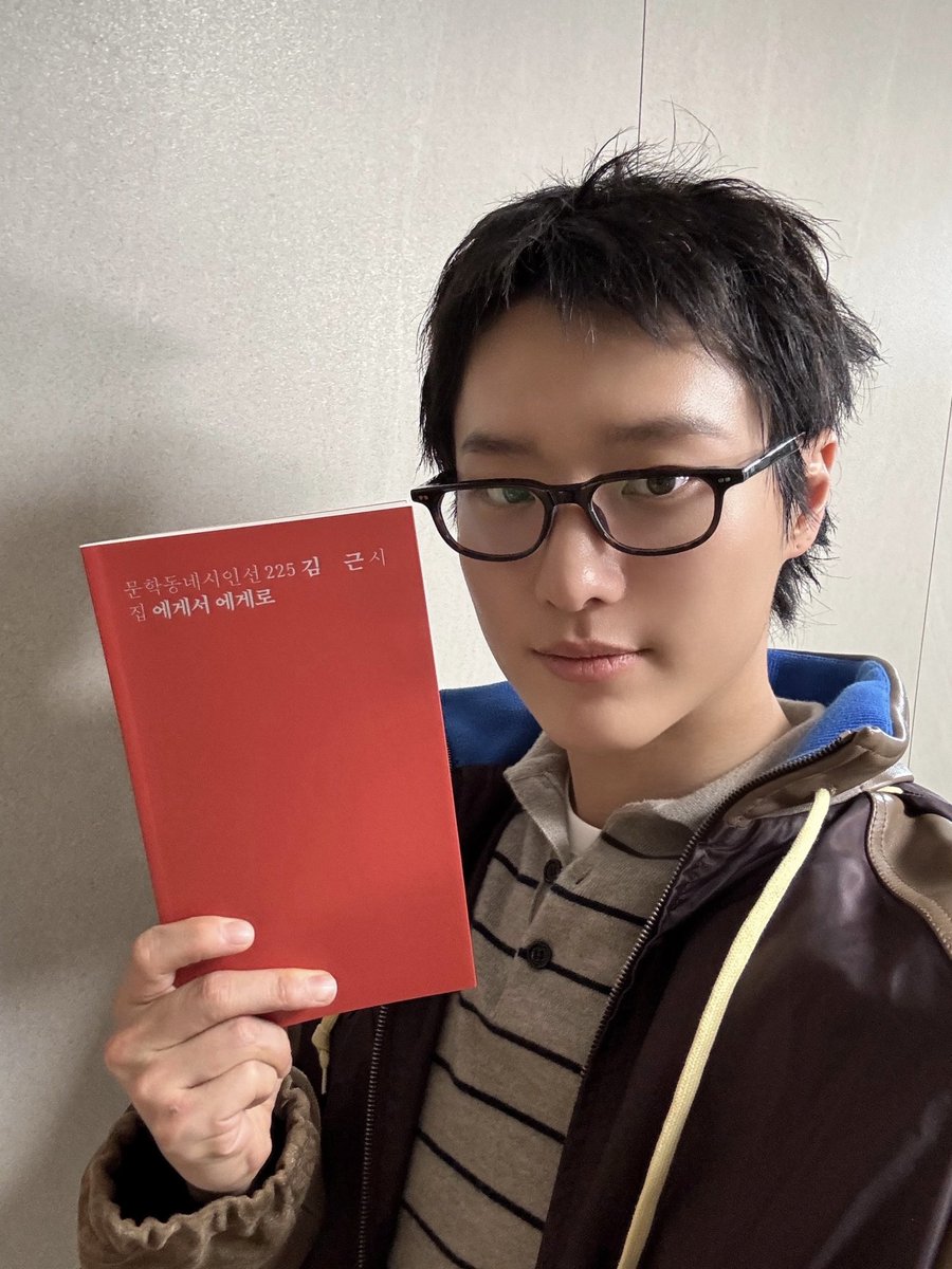 [📷]
260308 시인 김근의 작업실

‘Human Extinction’을 파헤쳐 보는 시간
너무너무 유용한 거야..🥹

사랑과 우즈를 바꿔 읽어보세요
어떤 게 우즈이고 어떤 게 사랑인지
정말 모르겠어요🫶🏻

#WOODZ #우즈 
#시인김근의작업실