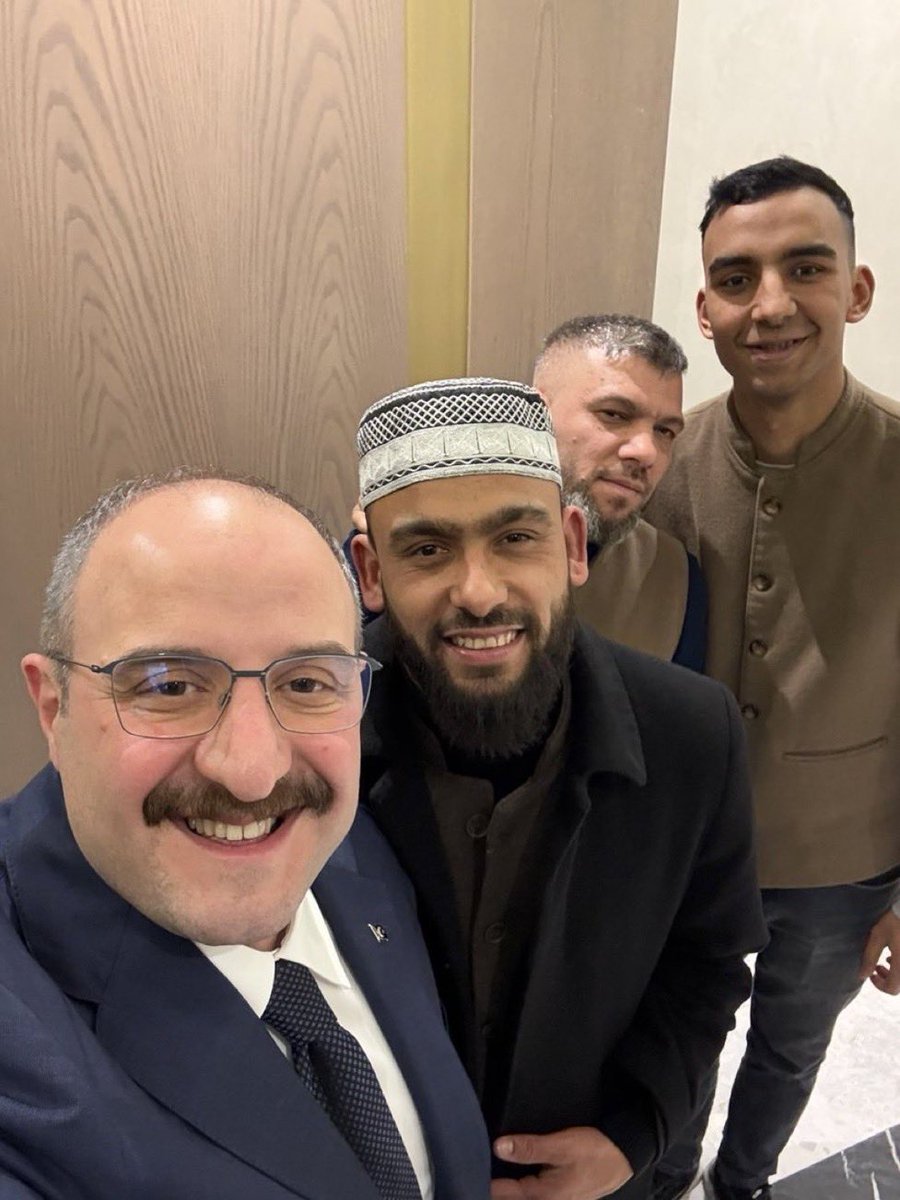 Herif Kabe’de hacılar ilahisiyle ünlendikten sonra daveti edildiği hayır amaçlı ramazan programlarından 300-500 bin istemeye başlamış. Hızlandırılmış din tacirliği belgeseli