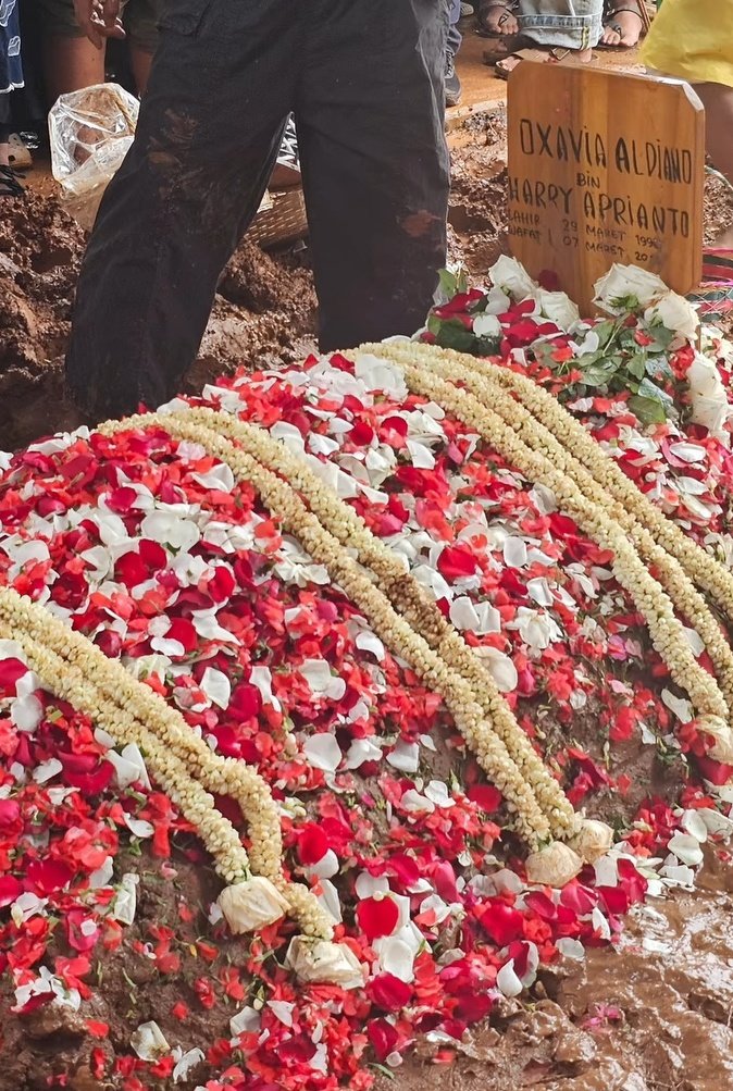 beliau mungkin sudah menghadap sang ilahi, tpi kebaikannya yg sekarang berbicara. begitu bnyk teman &amp; sahabat yg datang membagikan cerita tentang betapa baiknya beliau. dan dari semua cerita itu, kita tahu betapa bnyk hati yg pernah disentuhnya. 
bahagia di surga Allah kak vidi🥀