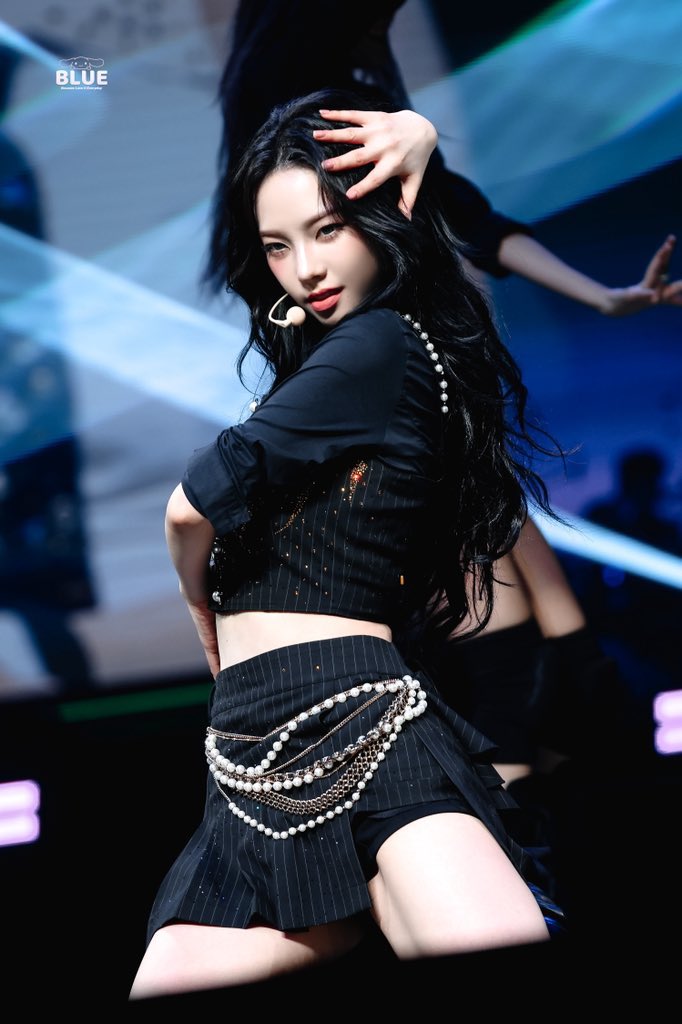 meisttokki's tweet photo. SHE IS LITERALLY KNEELING AH OH MY GOD https://t.co/cPZJphldRE