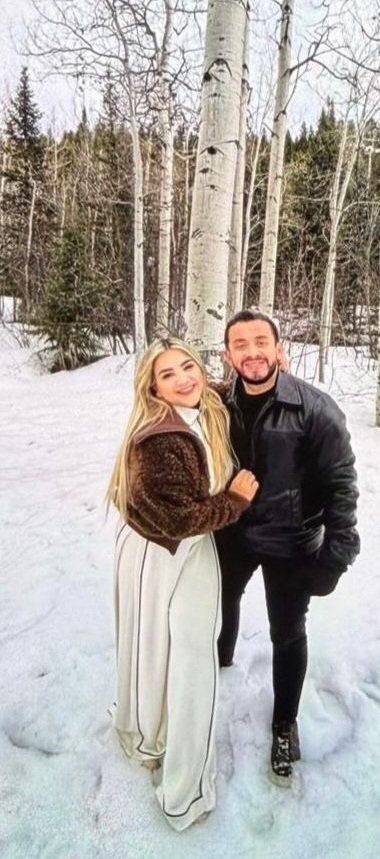 ElChef__SV's tweet photo. Miguel Martell, el millonario gracias a los negocios que tiene con el MOPT, @ObrasPublicasSV Conciertos, pedaleadas y otros eventos. El ministro disfrutando en Aspen un destino de lujo en Colorado EEUU. con una comitiva que los acompaña con fondos del pueblo. Más de 12 personas. https://t.co/G7mjQmFlvU