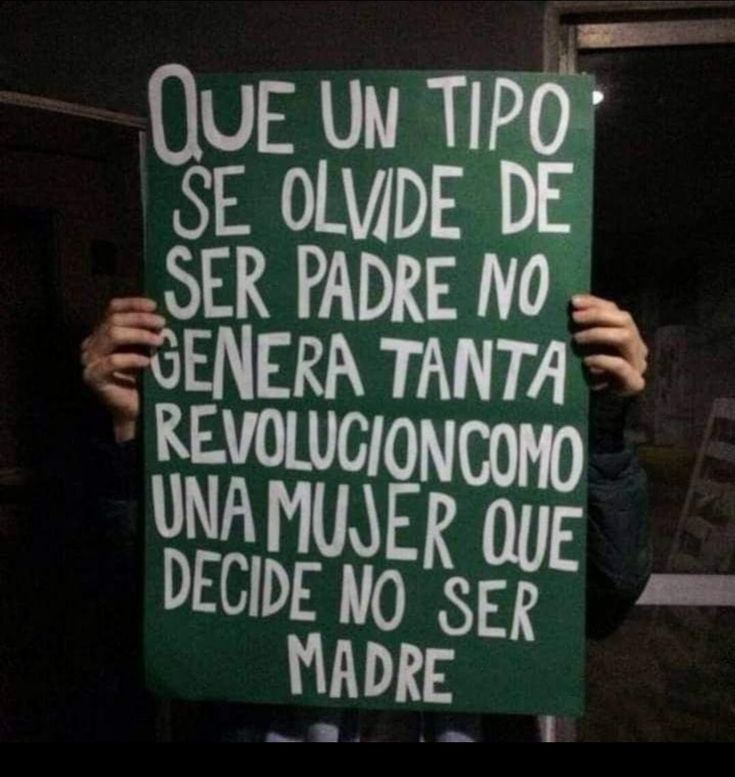 Miles de hombres abandonan a sus hijxs y siguen su vida como si nada, no tienen consecuencias.
Mientras a ellos no se les cuestiona la ausencia, a las madres se nos exige todo.
Mujeres que asumimos la RESPONSABILIDAD DE CRIAR 100% SOLAS.
A Eso llamamos Patriarcado.
Contra eso