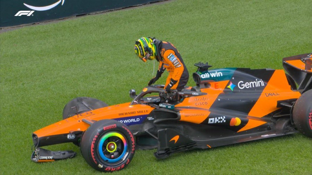 valentinapena98's tweet photo. Oscar Piastri chocando de camino a la grilla partida del #AustralianGP 😳 AFUERA de la carrera antes de empezarla #F1 https://t.co/GG8BzXkqjG