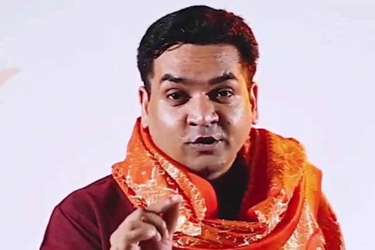 भाजपा की हिंदुओं से गद्दारी समझनी है तो आपको दिल्ली के एक बड़े ही पॉपुलर नेता.. कपिल मिश्रा की जीवनी या political -life का अवलोकन करना पड़ेगा। कपिल मिश्रा दिल्ली के एकमात्र उग्र हिंदुत्ववादी नेताओं में शुमार किए जाते थे... लेकिन ये कहानी उन दिनों की है जब दिल्ली में केजरीवाल की