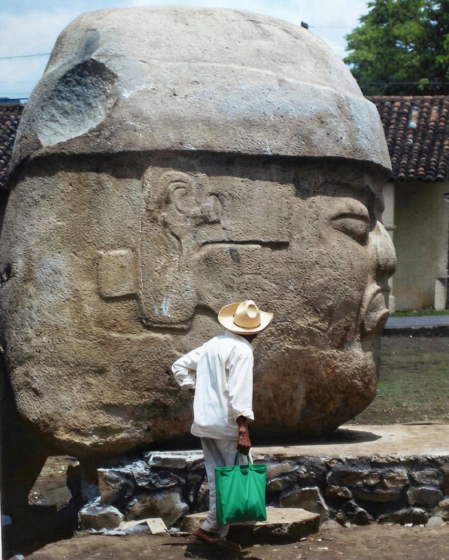 Cuauhtemoc_1521's tweet photo. #Sabíasque la cabeza colosal olmeca más grande y pesada descubierta hasta la fecha fue la encontrada de manera fortuita en 1970 en en el rancho La Cobata,cerca de Santiago Tuxtla, por arqueólogos mexicanos? 
Mide 3.4 metros de altura y tiene un peso de 50 toneladas, por lo que es la más grande de las 17 halladas hasta ahora. También, es la única con ojos cerrados, por lo que posiblemente representa a un difunto. 
Cabe mencionar que los arqueólogos que la encontraron fueron Francisco Beverido,Robert J. Squier, O’Learly Squier y los estudiantes que los acompañaron. 
Sin duda, un testimonio del poder de los señoríos olmecas del periodo preclásico!