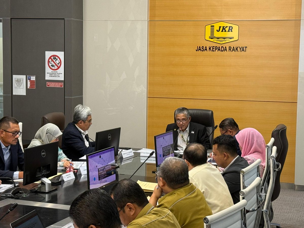 ubimjkr's tweet photo. Mesyuarat JTBIM Kebangsaan Bil 1/2026 tlh diadakan di Blk Mesy Berlian Aras 2, Blok G pd 6 Mac 2026 dan dipengerusi YBhg. Dato' Sri Ir Roslan. Kehadiran terdiri drp wakil Kementerian, agensi &amp; PBM bg mbncgkn isu teknikal bkaitan BIM di Malaysia.
@JKRCPAB @IPJKR_Official
#ubimjkr https://t.co/5CYv8jcRpt