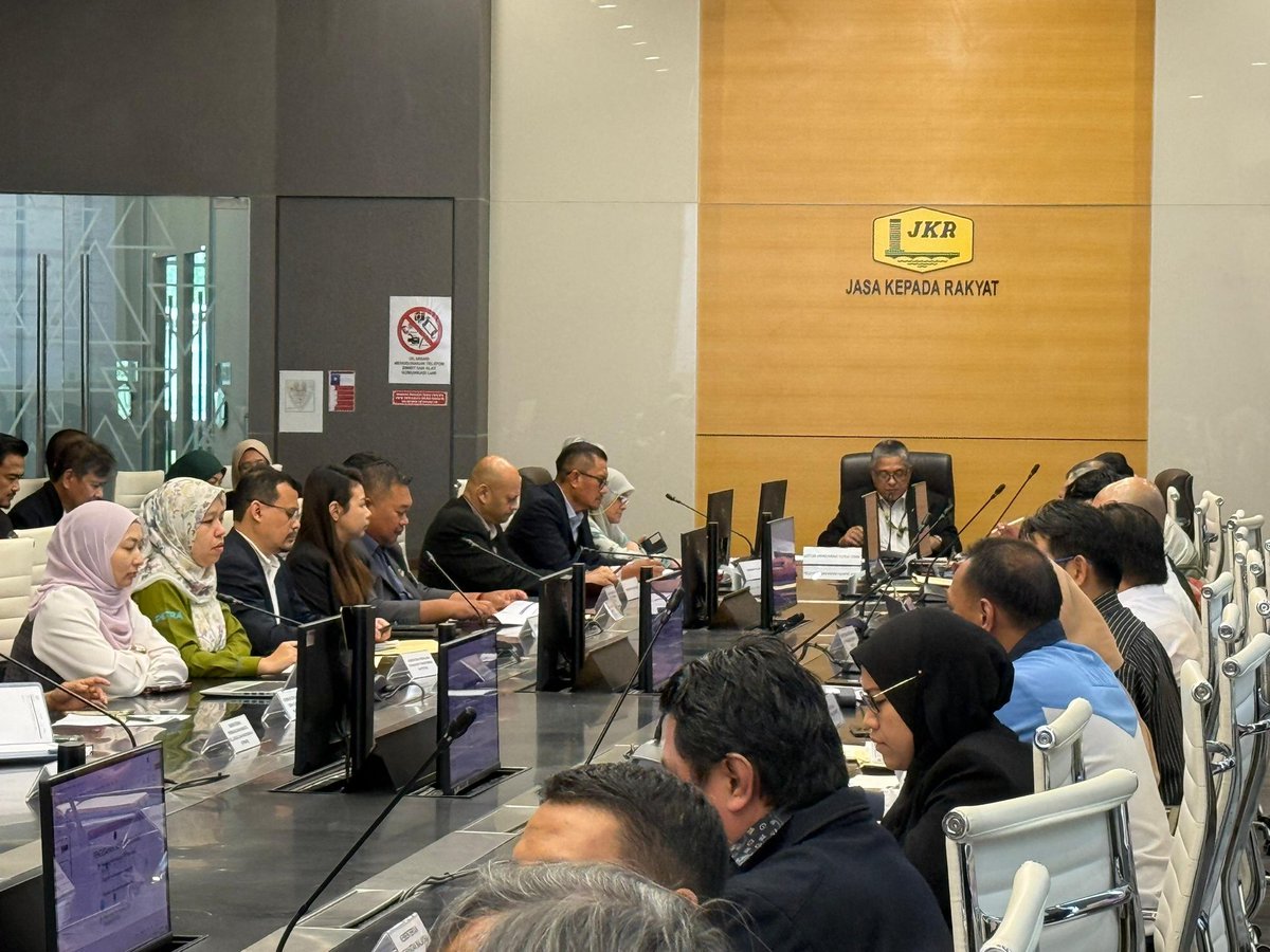 ubimjkr's tweet photo. Mesyuarat JTBIM Kebangsaan Bil 1/2026 tlh diadakan di Blk Mesy Berlian Aras 2, Blok G pd 6 Mac 2026 dan dipengerusi YBhg. Dato' Sri Ir Roslan. Kehadiran terdiri drp wakil Kementerian, agensi &amp; PBM bg mbncgkn isu teknikal bkaitan BIM di Malaysia.
@JKRCPAB @IPJKR_Official
#ubimjkr https://t.co/5CYv8jcRpt