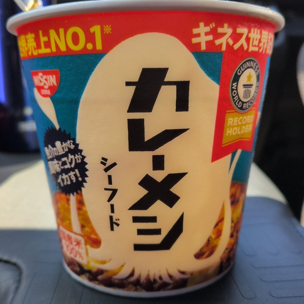 カレーメシってお湯の量シビアですよね。お湯のラインを少しでも上回るとスープカレーになっちゃう。線の下側を狙うと丁度良い感じ。