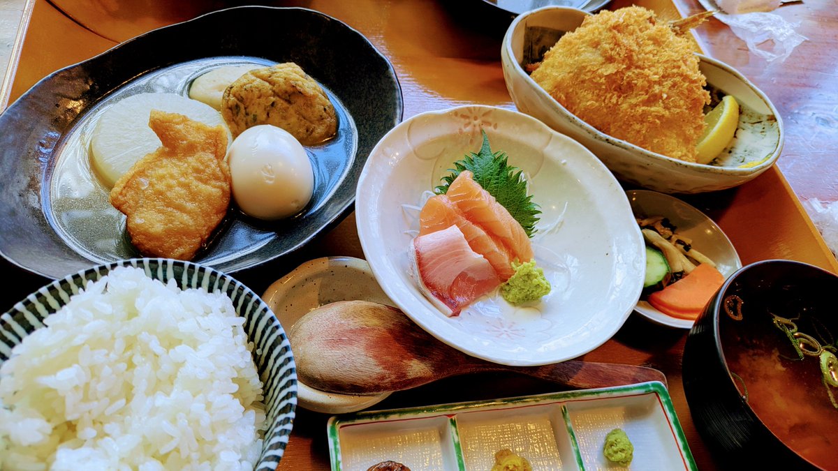 ランチは
練り物処の
小田原おでん定食
そして名物の
アジフライがめちゃ旨い👍✨
肉厚でふっくら揚げたて！
間違いないね☺️