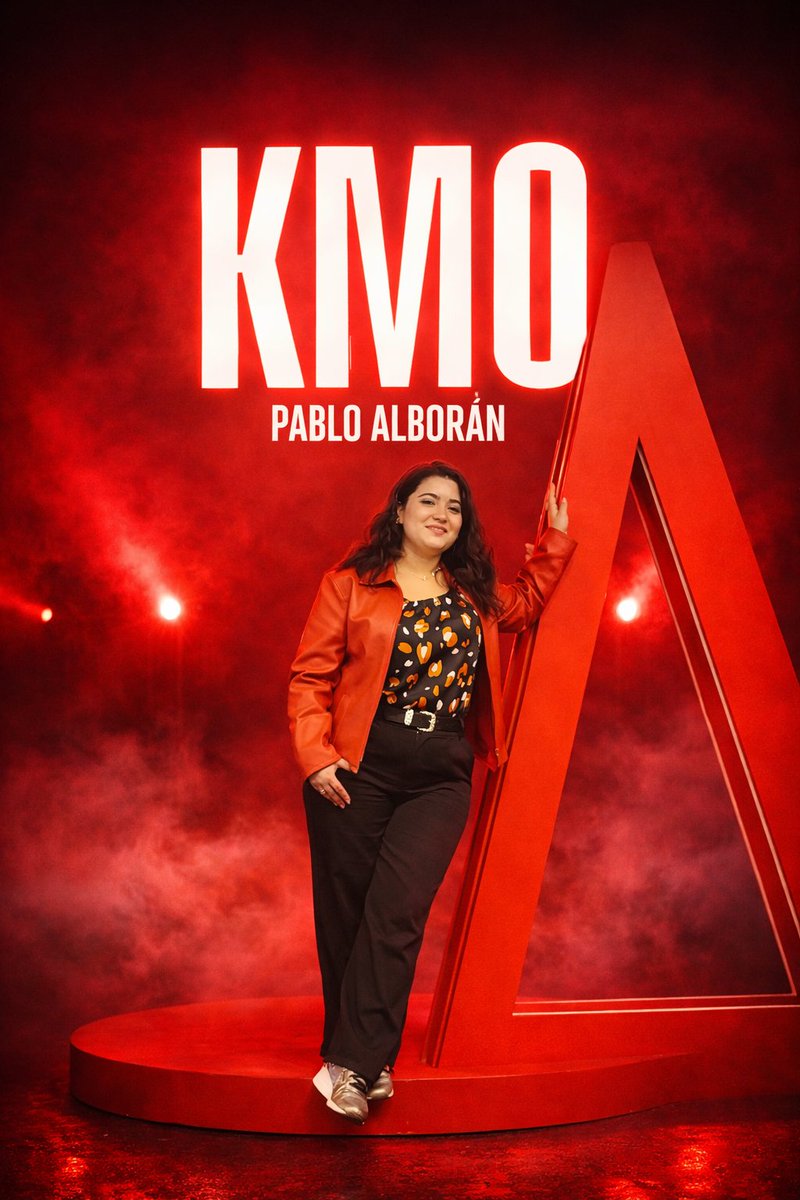 luciaoses1's tweet photo. Porque cuando la música llega,
cuando la emoción atraviesa el pecho,
todo vuelve a empezar de cero,
y el corazón entiende que amar así
es volver siempre al origen.

Ese lugar donde todo comienza #KM0 🇦🇷🧉🩵🤍

@pabloalboran #Argentina #MovistarArena https://t.co/Kol9MNxbUH