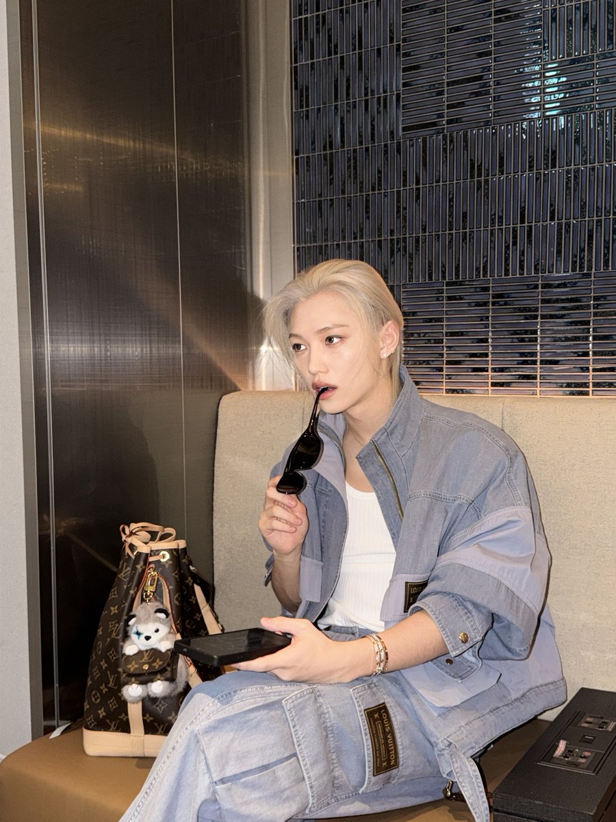 나의 귀여운 쎄시 마들 조심히 다녀오세요

FELIX PARIS FASHION WEEK STAR
#FELIXxLouisVuittonPFW #FELIX 
<a href="/LouisVuitton/">Louis Vuitton</a>