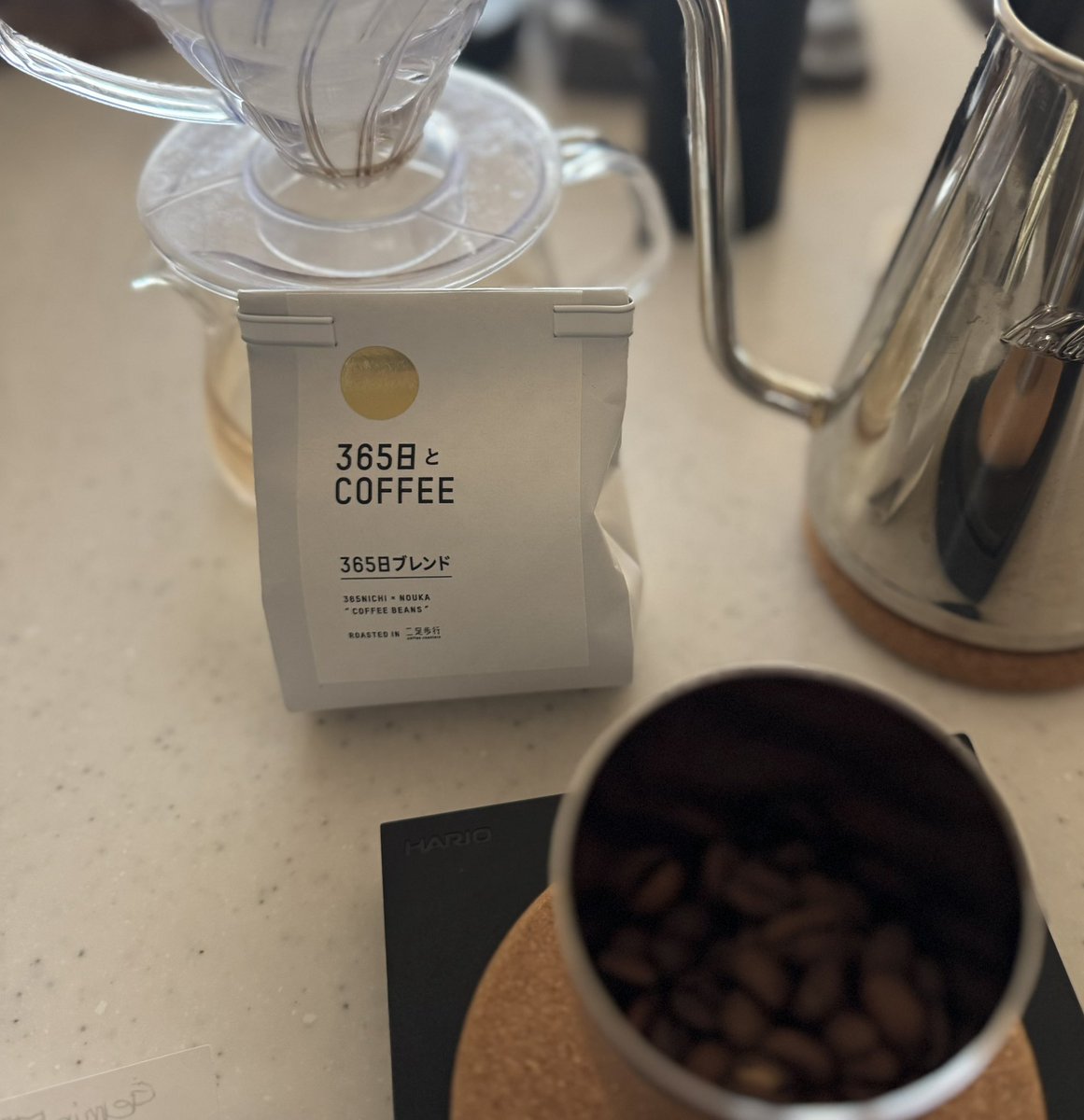task_23's tweet photo. 高輪ゲートウェイのお土産
コーヒー、カレーパン、ブリュレシュークリームをいただく

特に「365日ブレンド」が絶品で、浅煎りコーヒーはこんなに美味しいのか！と再認識
#コーヒーのある暮らし
#365日
#高輪ゲートウェイ https://t.co/oO6CwEc2c5