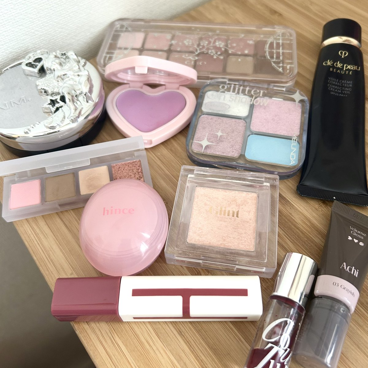 コスメデッキ🎀 花粉のせいかなんとなく肌の色むらが気になるのでクレドが大活躍😌 #motd