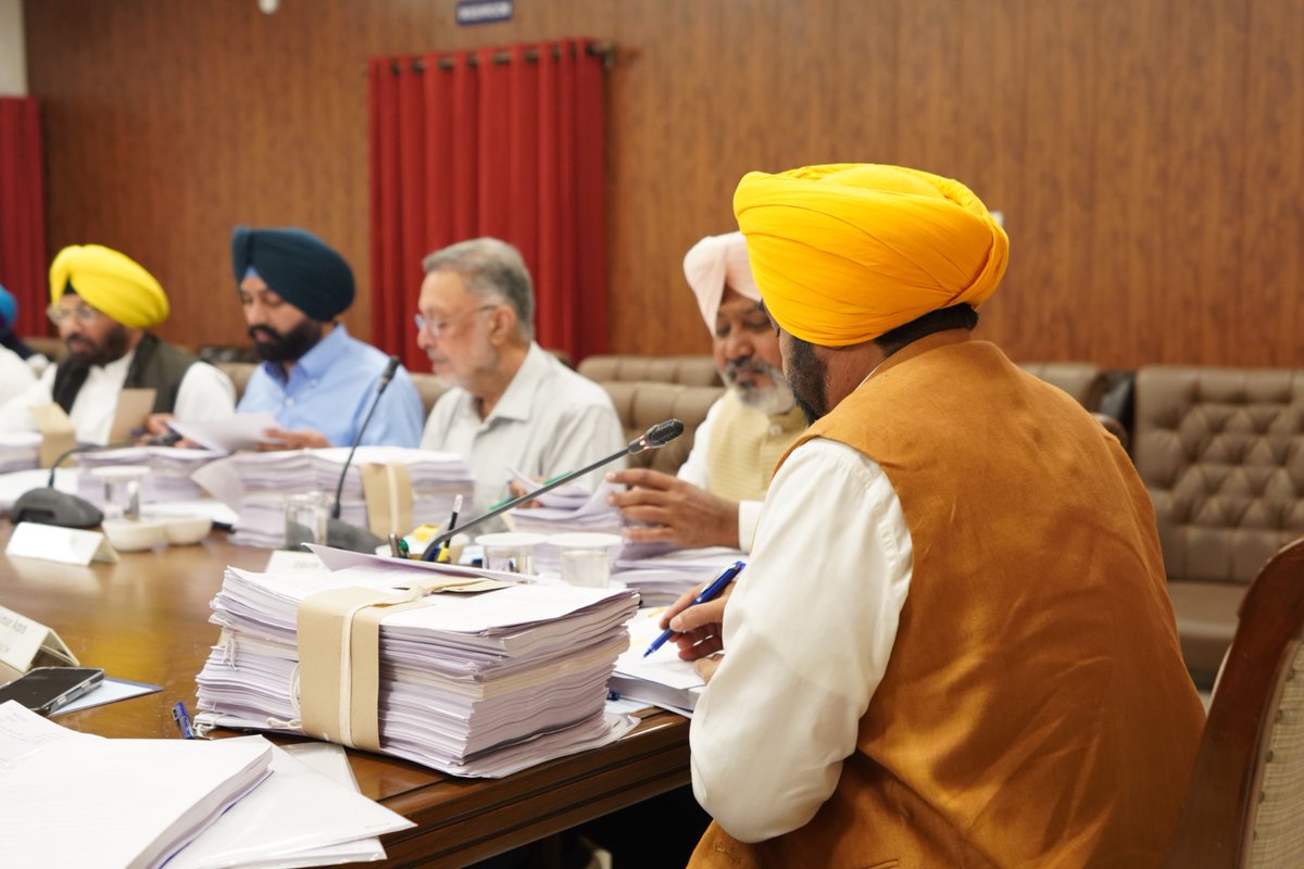 ਉਸ ਪਰਮਾਤਮਾ ਦਾ ਕੋਟਿ-ਕੋਟਿ ਧੰਨਵਾਦ, ਜਿਸ ਨੇ ਮੇਰੀ ਕਲਮ ਨੂੰ ਲੋਕ ਭਲਾਈ ਦੇ ਫੈਸਲੇ ਲੈਣ ਦਾ ਬਲ ਬਖ਼ਸ਼ਿਆ ਹੈ।

ਪੰਜਾਬ ਦੇ ਲੋਕਾਂ ਦਾ ਅਥਾਹ ਪਿਆਰ ਅਤੇ ਸਾਥ ਹੀ ਮੇਰੀ ਅਸਲੀ ਤਾਕਤ ਹੈ। ਸਾਡਾ ਮੁੱਖ ਉਦੇਸ਼ ਪੂਰੇ ਪੰਜਾਬ ਦਾ ਭਲਾ ਕਰਨ ਅਤੇ ਸਮੁੱਚੀ ਕੌਮ ਦੀ ਖੁਸ਼ਹਾਲੀ ਨੂੰ ਯਕੀਨੀ ਬਣਾਉਣਾ ਹੈ। 

ਆਓ, ਰਲ ਮਿਲ ਕੇ ਇੱਕ ਖੁਸ਼ਹਾਲ ਅਤੇ ਰੰਗਲੇ ਪੰਜਾਬ