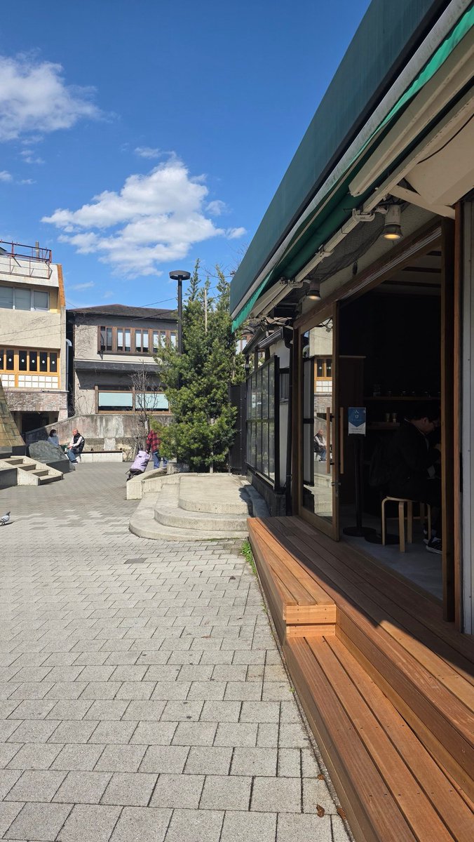 ayato_TaT_'s tweet photo. 18巻でみんなが食べてた鎌倉茶々さん行ってきました〜！

痛バ持っていったら店主さんが気づいてくださって良ければみんなが座ってたところで写真撮っていってくださいって撮影許可頂いちゃいました😭✨

ソフトクリームは抹茶苦手な私でも食べれるくらい美味しかったです💕
 #薫る花
 #鎌倉茶々 https://t.co/oZhIHYdgHo