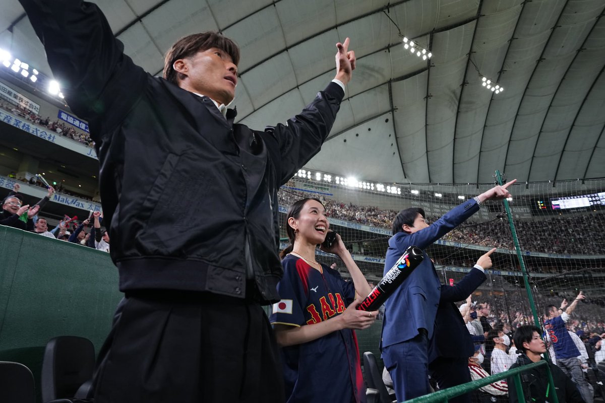 NetflixJP's tweet image. 2026 ワールドベースボールクラシック
日本 VS 韓国戦
戸田恵梨香、糸井嘉男と熱烈観戦！

まさにMAKE DRAMAとなった
一戦に会場は歓喜の渦！

戸田恵梨香主演
Netflixシリーズ 
『#地獄に堕ちるわよ』
4月27日世界独占配信配信❤️‍🔥

#MAKEDRAMA #ネトフリWBC2026
#侍ジャパン #Netflix