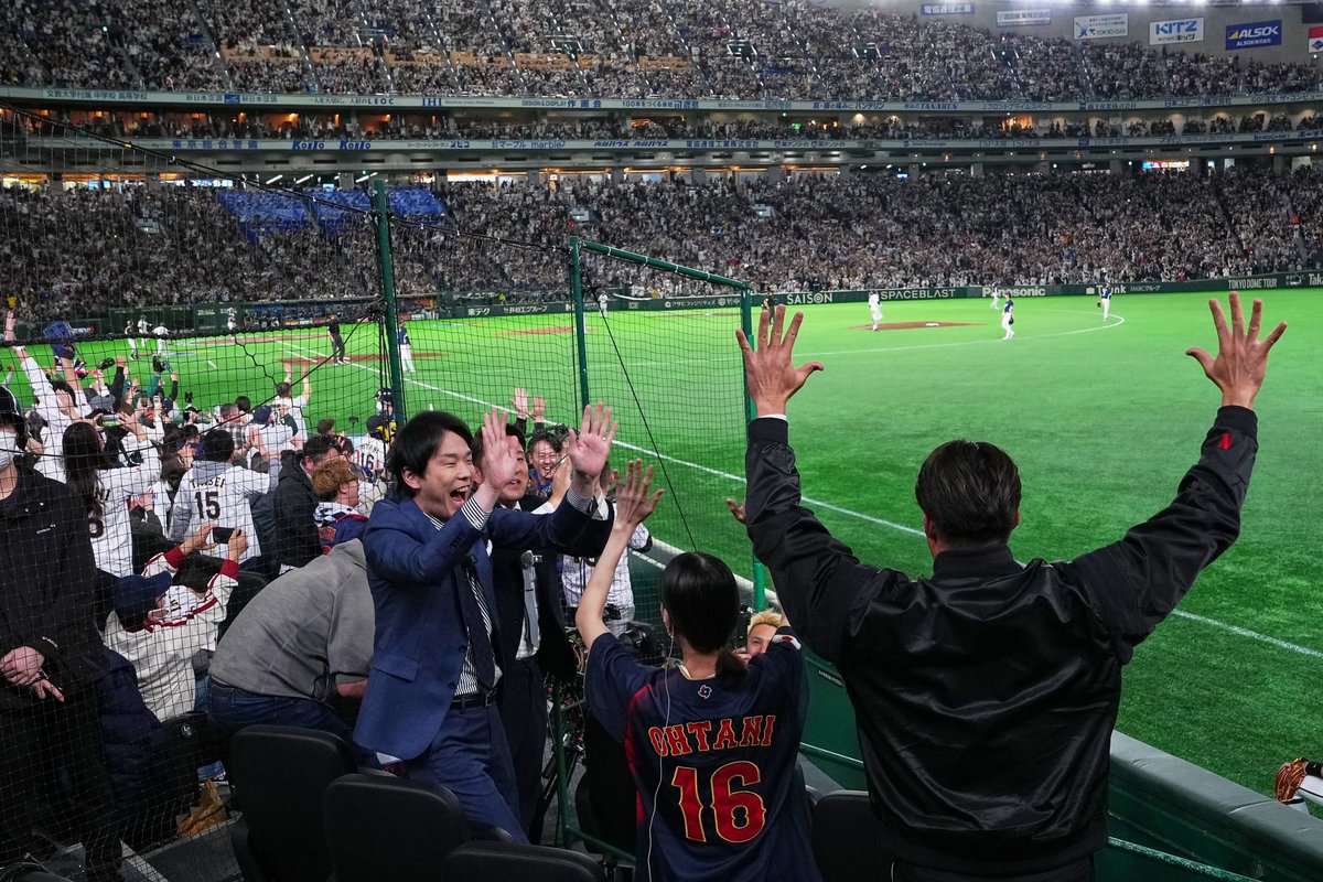 NetflixJP's tweet image. 2026 ワールドベースボールクラシック
日本 VS 韓国戦
戸田恵梨香、糸井嘉男と熱烈観戦！

まさにMAKE DRAMAとなった
一戦に会場は歓喜の渦！

戸田恵梨香主演
Netflixシリーズ 
『#地獄に堕ちるわよ』
4月27日世界独占配信配信❤️‍🔥

#MAKEDRAMA #ネトフリWBC2026
#侍ジャパン #Netflix