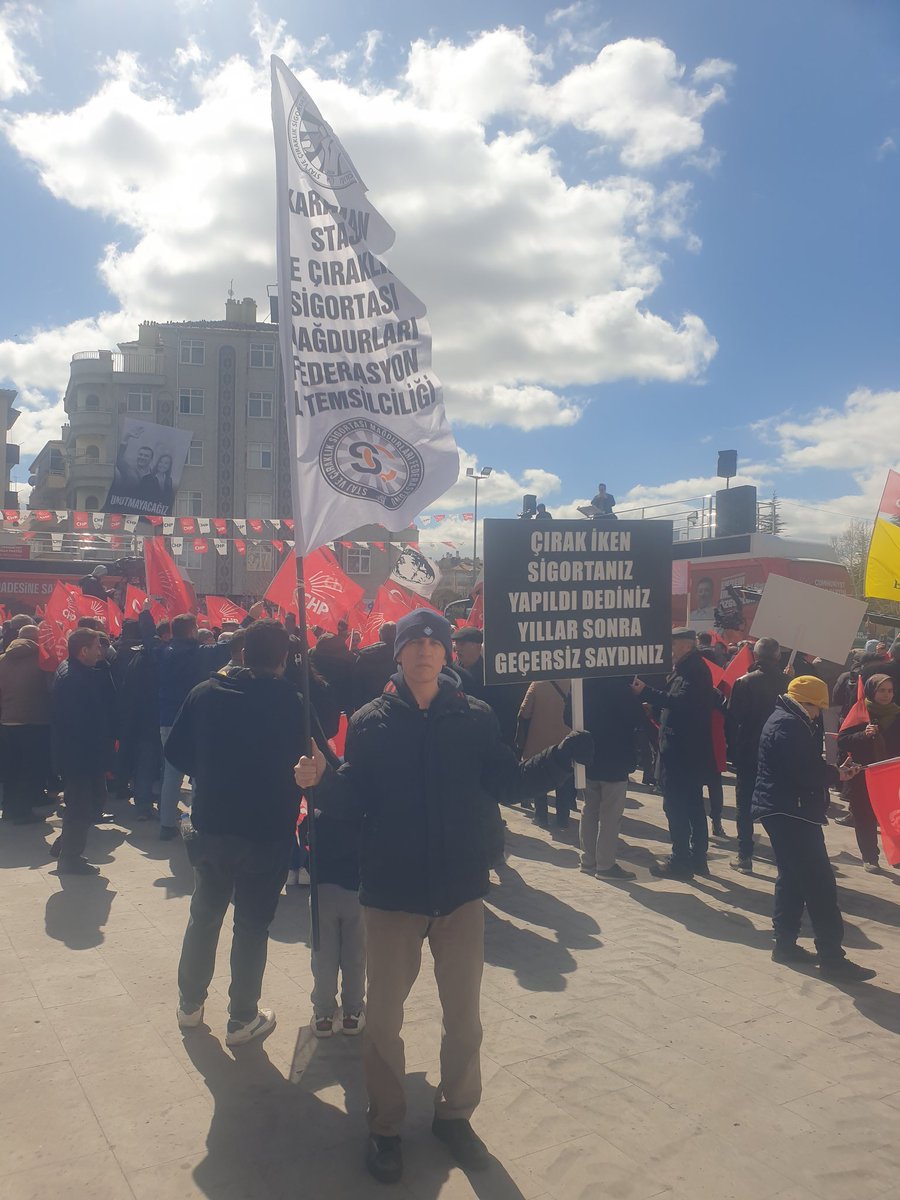 Abdullahkoc70's tweet photo. Staj Çıraklık dittiğim sene sgk başlangıcı olmaz bizim kitlenin mağdur olduğuna inanmıyorum bu gün canlı canlı farkına vardım hissettim pankartları tutacak adam bulamadım ortada sap gibi bıraktılar beni @herkesicinCHP Karaman mitinginde https://t.co/mlFSdiNW3j