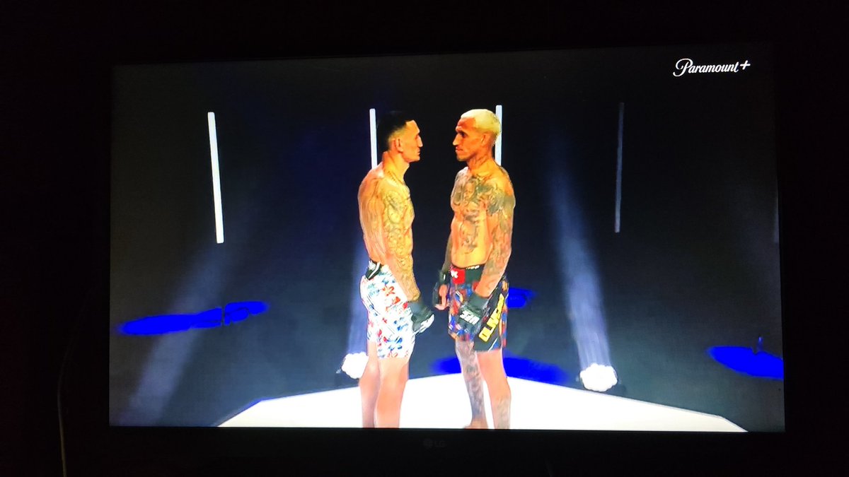 Who do yall got <a href="/BlessedMMA/">Max Holloway</a> or <a href="/CharlesDoBronxs/">Charles 'DoBronxs' Oliveira</a> 
#UFC326