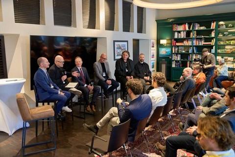 A panel of automotive design leaders have confessed they may have gone too far down the touchscreen rabbit hole. tinybfs.com/t/wjwo90