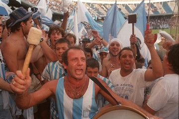 Los influencers de las colectas en #Racing fueron Costas y Teté Quiroz. Una multitud en la cancha. También en las marchas. En la calle. No en las redes. Somos del primer equipo criollo y una pintura de Argentina: pasamos por todas y resurgimos siempre. Pasionales. Incomparables.