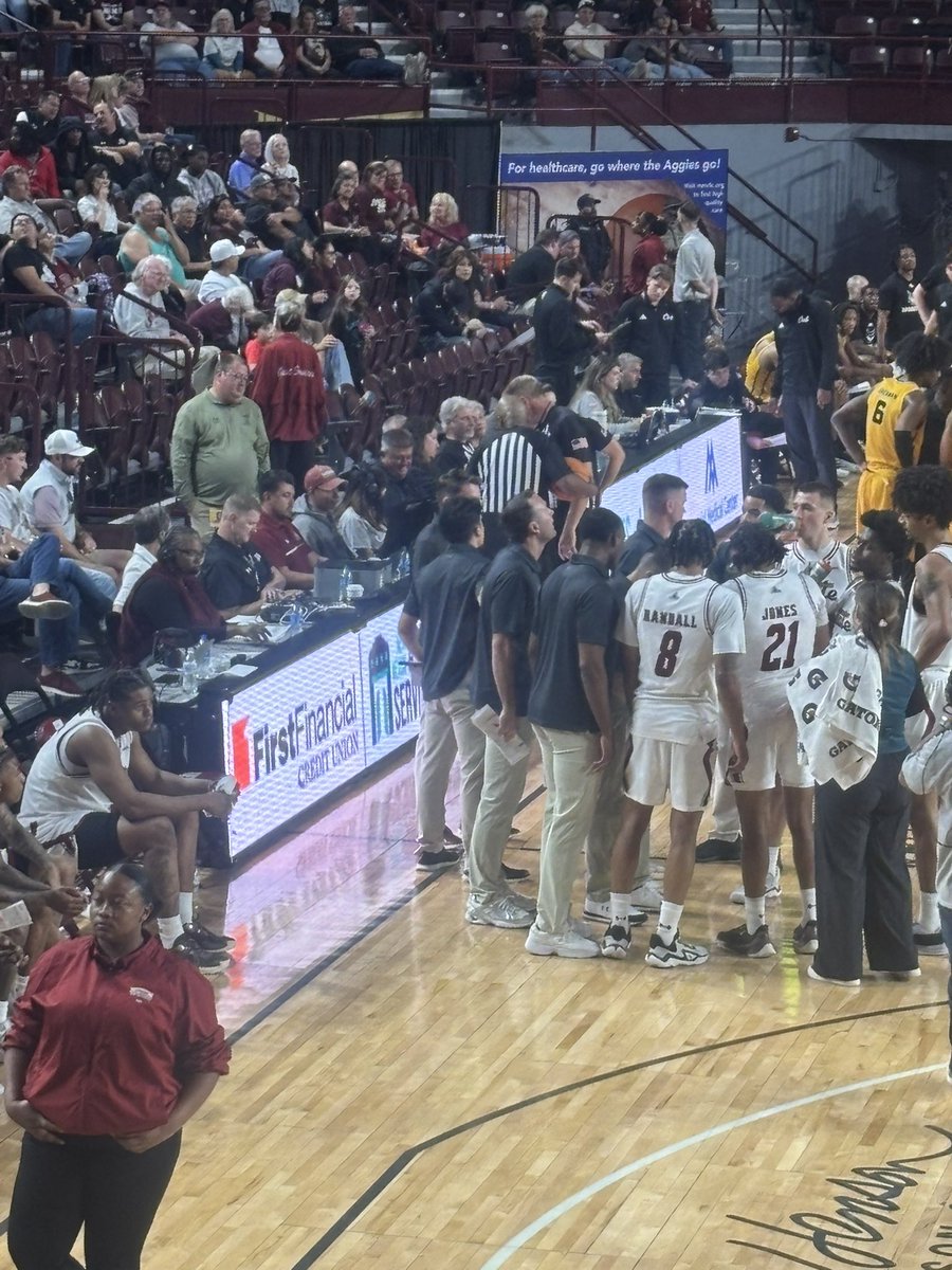 abqaggie49's tweet image. If @GeoffGrammer was at this game he’d be sh*tfaced drunk with all these reviews. 

#Drink