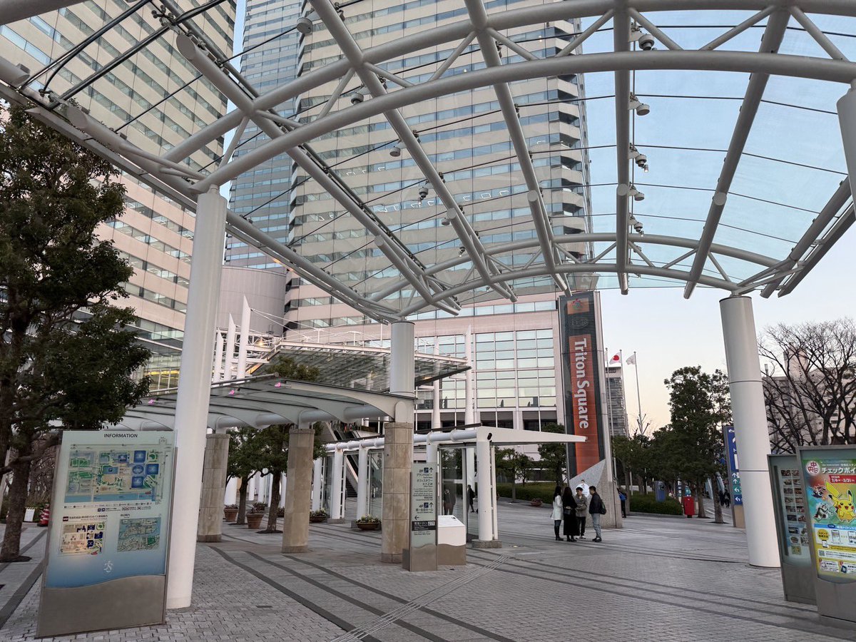 dosacon12160629's tweet photo. スクエアに着きましたらエスカレーターで2階に上がり中へ。奥進むとさらにエスカレーターがございます。第一生命ホールは5階です。 https://t.co/mvAk3Rw8Sa