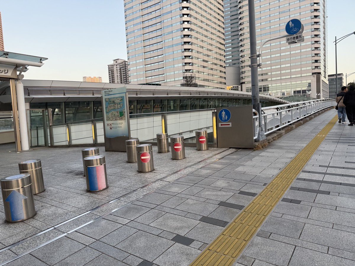dosacon12160629's tweet photo. スクエアに着きましたらエスカレーターで2階に上がり中へ。奥進むとさらにエスカレーターがございます。第一生命ホールは5階です。 https://t.co/mvAk3Rw8Sa