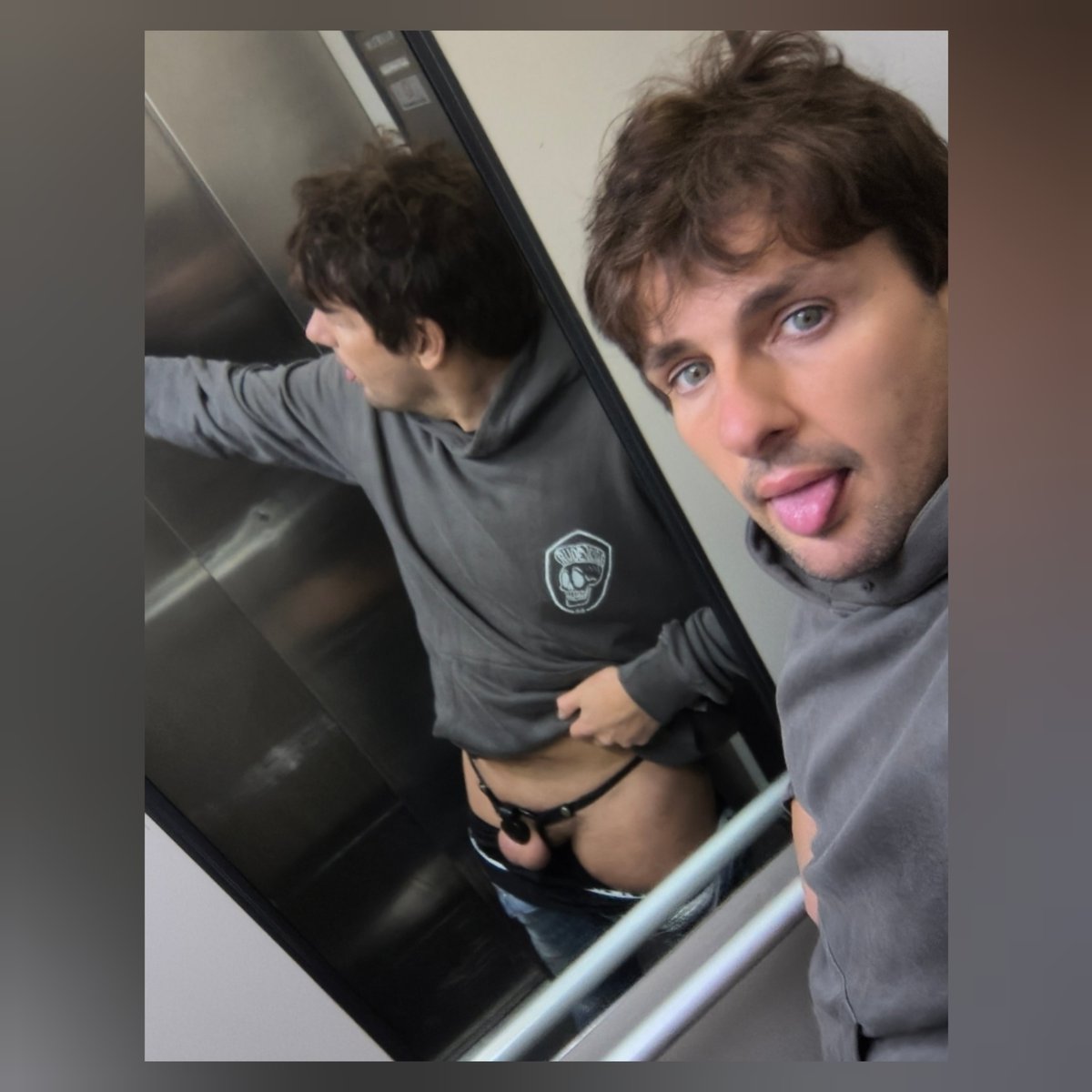 Observante2026's tweet photo. El español @Danyboynude es bello y cordial. 

A Dany le gusta ser exhibido, aún evidenciando tener el pene totalmente constreñido por una estricta jaula. Es el sueño de muchos #sumisos. 

Si viene de vacaciones, está invitado a participar en el proyecto fotográfico @JosivalFotos https://t.co/SXmVfo9A8C