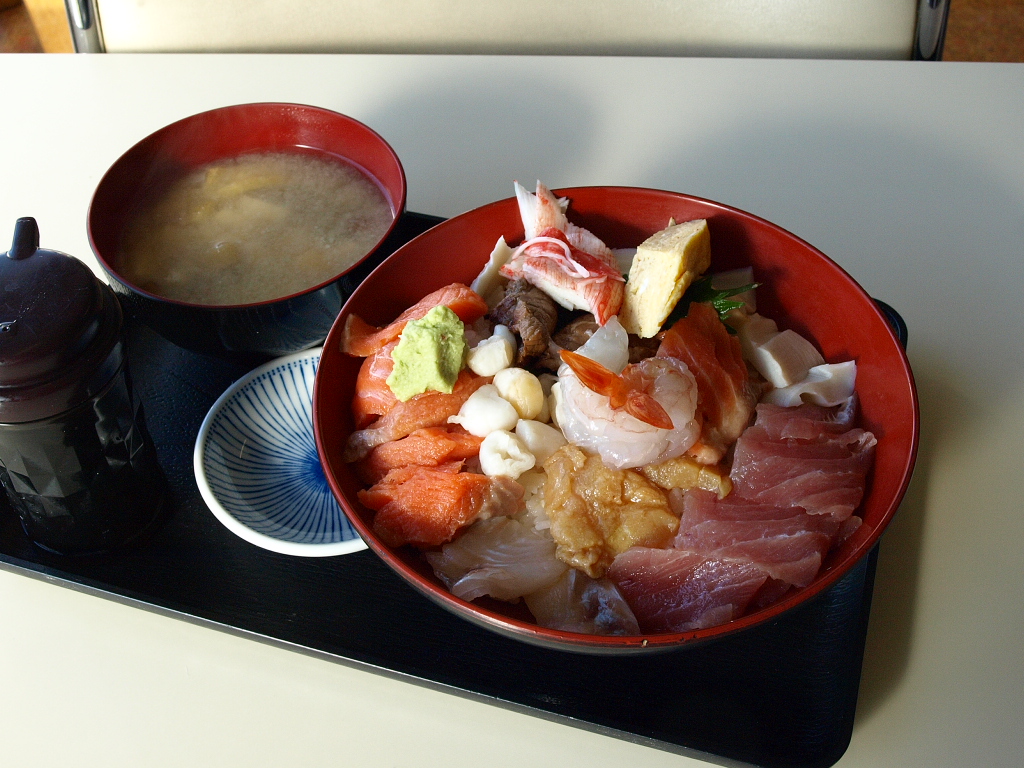 gajousan's tweet photo. 旬鮮厨房 三浦や

上生ちらし
１，２００円

酢飯か普通のご飯選択

港界隈でネタが評判のお店も
今や最低価格は２千円からなので
それを考えると「頑張っているな」と思います

その分、カニカマとか
ローストビーフなんかも入っていたりはするのですが
ご愛敬でしょう

#苫小牧市 #苫小牧グル��� https://t.co/vmnz2FWXyd