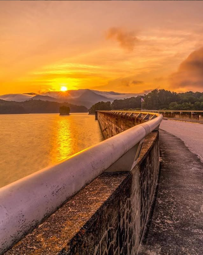 VisitBrysonCity's tweet photo. Golden mornings in the Smokies ✨🌄 Sunrise from the top of Fontana Dam is something special. https://t.co/xfWVgLQaSg
#BrysonCityNC #FontanaDam #FontanaLake #SmokyMountains #SunriseViews #AppalachianTrail #ExploreNC 📷 @v_baobab_v on Instagram https://t.co/jN7UXbdSb3