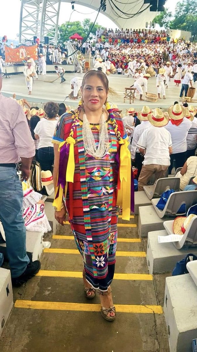 TaniaLopezXoxo's tweet photo. Refleja la esencia de nuestras comunidades, en cada color, 🎨bordado y tejido vive el talento y la creatividad de las manos de nuestras y nuestro artesanos.
En este Día Nacional del #Huipil, celebremos este arte ancestral que sigue vivo y que nos llena de orgullo. ✨ https://t.co/GKrxgZHFyF