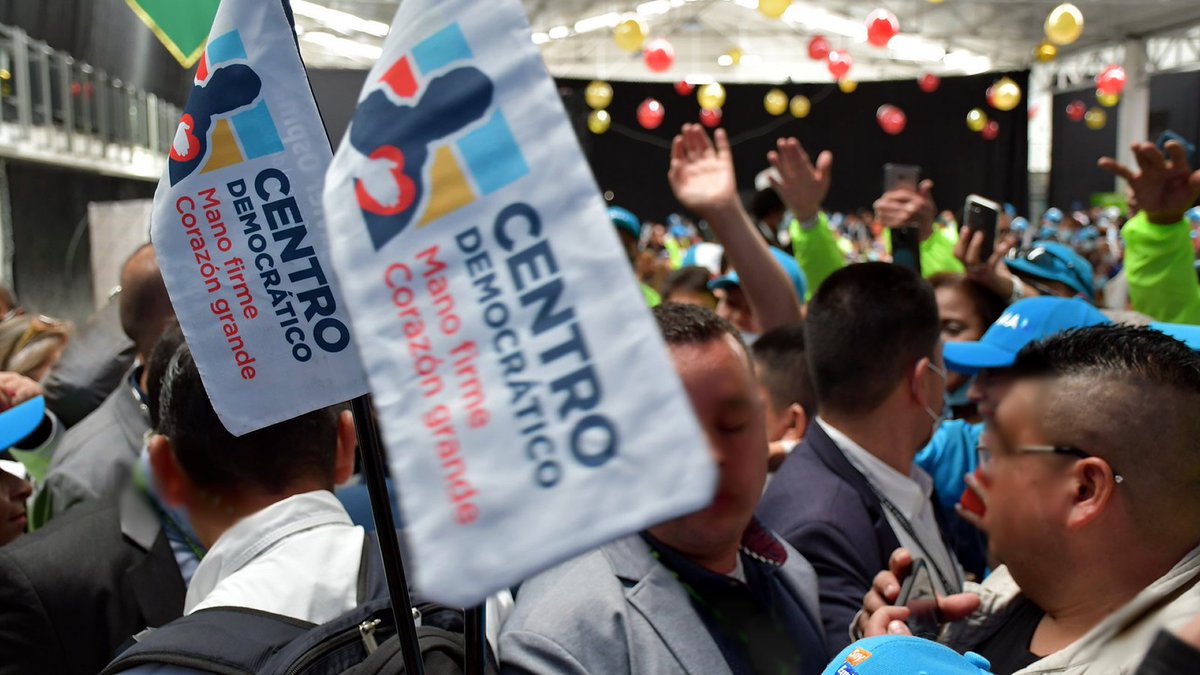 EleccionesCol26's tweet photo. 🧵 El Centro Democrático llega buscando revancha.

En 2022 cayó de 19 a apenas 13 senadores, su peor resultado histórico, en la ola que llevó a Petro a la presidencia. 

Ahora, con el gobierno desgastado y la oposición activa, busca la recuperación.

La estrategia es una lista cerrada, con el nombre de Álvaro Uribe en el puesto 25 como locomotora electoral desde el final de la lista.

#EleccionesColombia2026 #CentroDemocrático #Congreso2026