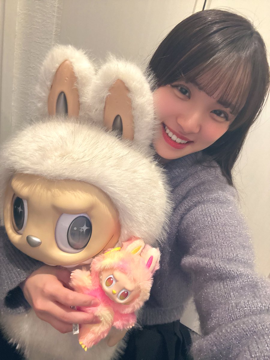 miura_reika's tweet photo. 【CampusAward 最終日】
今日までたくさんの応援を本当にありがとうございます。

ミクチャ配信を通して多くの方に出会えたこと、そして「れいかの歌が好き」と言ってもらえたこと。
一つ一つの言葉が、れいかの糧になり、宝物になりました。

オリジナル曲『夢のティアラ』は、まさに今の自分そのものです。
なんとなく大学生活を過ごしていて、自信のない自分でした。
でも今回このイベントへの参加を決意し、大学生の三浦怜華として、
自分を見つめ直す事ができ、
「自分を変えたい。強くなりたい。自分とちゃんと向き合いたい。」
そう思うようになりました。

ミクチャの配信や審査は、思っていたより100倍大変で、みんなに助けてもらうことばかりでした。
何度も心が折れかけましたが、そんな時でも笑わせてくれて、「頑張ろう」と思わせてくれたみんなのおかげで、ここまで頑張ることができました。
投票やSNS、様々なご協力本当に有難うございました。
また、先輩ライバーさんやリスナーさんから、ライバーとしての覚悟やプライドも学ばせていただきました。
たくさんのご迷惑をおかけしてしまったこと、嫌な思いをさせてしまったこと、今もずっと悔やんでいます。
そんな中でもれいかをずっと見て応援してくれる方がいて、
みんなに支えられていて、愛されているんだと実感しました。

今日まで一緒に戦ってくれてありがとう。
れいかを変えさせてくれてありがとう！
たくさん笑わせてくれてありがとう！
一生忘れることのできない思い出をありがとう！
どんな時もそばにいてくれて、たくさんお話ししてくれて、本当にありがとう。
絶対に1位になって、グランプリの景色をみんなと一緒に見たいです！

最後の最後、れいかに力を貸してください！
諦めないで全力で！！
夢のティアラ、必ず勝ち取ります！