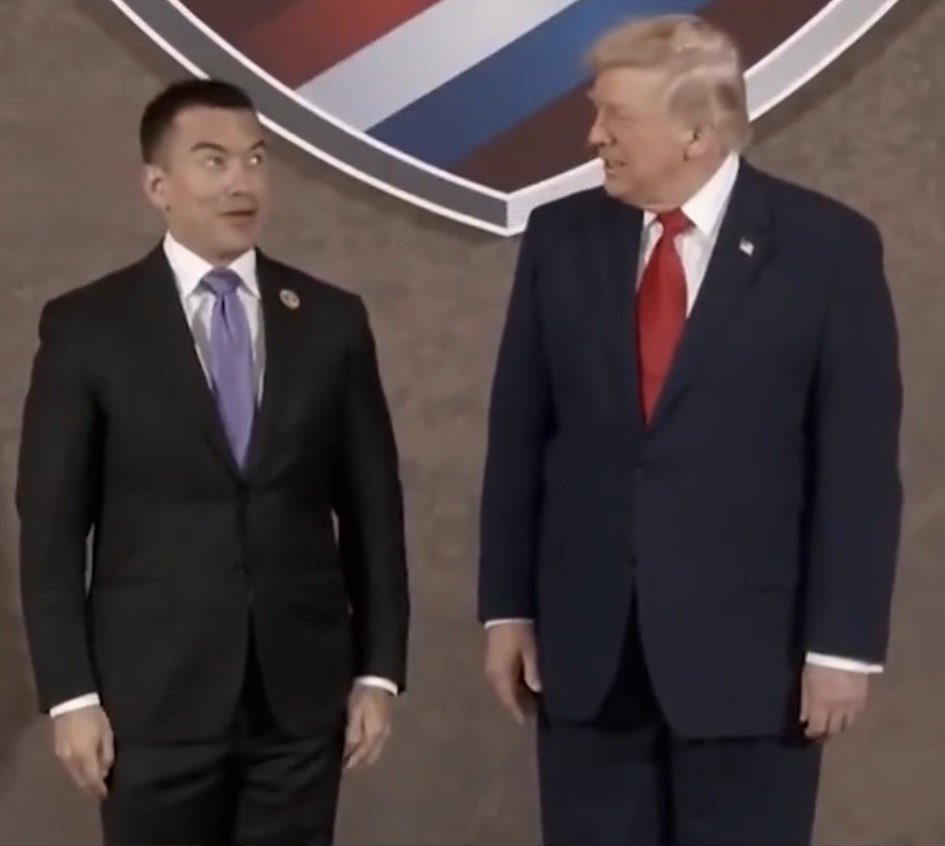 “Me está mirando… y yo no puedo. Respira, Dani, mueve la cola y sonríe”