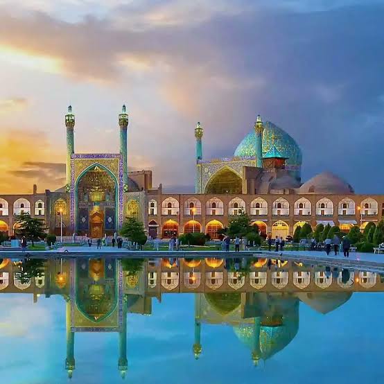 JJarrapellejo's tweet photo. Los bárbaros están bombardeando Isfahan. https://t.co/iz5djYvVQB