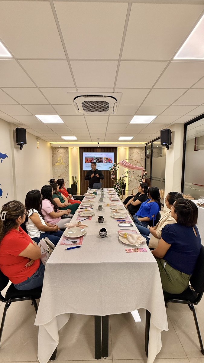 abimaelobando's tweet photo. Dr. Villamizar dando una charla magistral a las damas de la SUNAT en las oficinas de la MiNOP por el día Internacional de la Mujer. #MinisteriodelaMujer #DiaInternacionalDeLaMujer #MiNOP @iasdsudamerica @AdventistasUPN https://t.co/JqB3bzqK8m