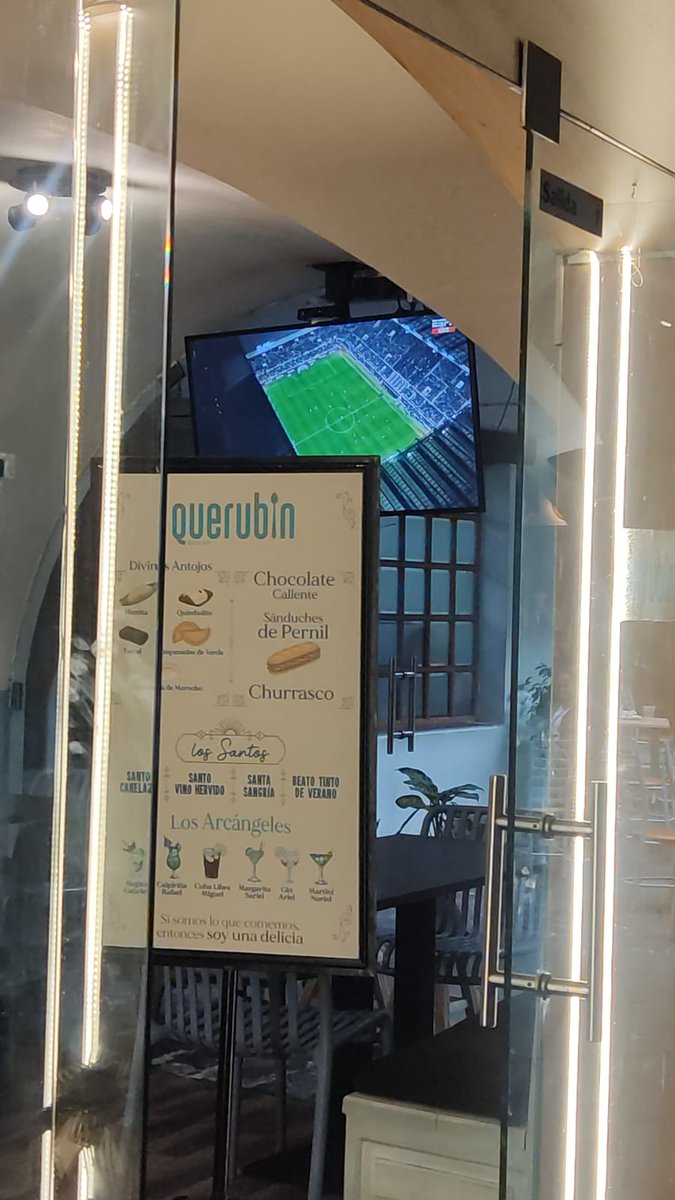 Reportando desde el centro de Quito, todo normal durante el partido que paraliza un país, los restaurantes, cafeterias y bares prefierieron transmitir el futbol italiano