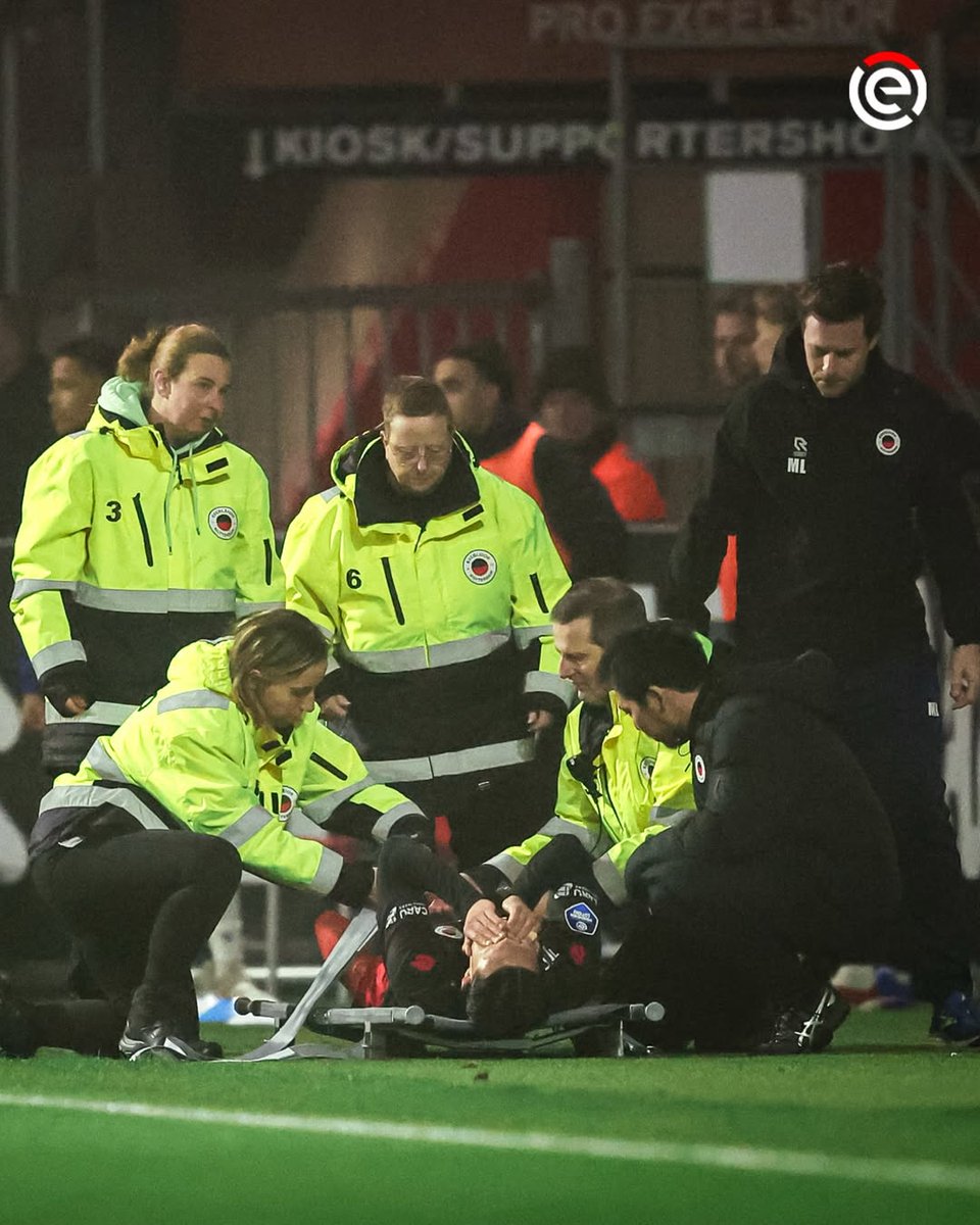 TimnasXtra's tweet photo. Miliano Jonathans was forced off after appearing to suffer a serious knee injury following a challenge with Bulgarian defender Hristiyan Petrov.

Stay strong, Miliano! 🙏🏽

📸 IG/eredivisieindonesia &amp; perspectivefootball_id https://t.co/X6luntOsIL