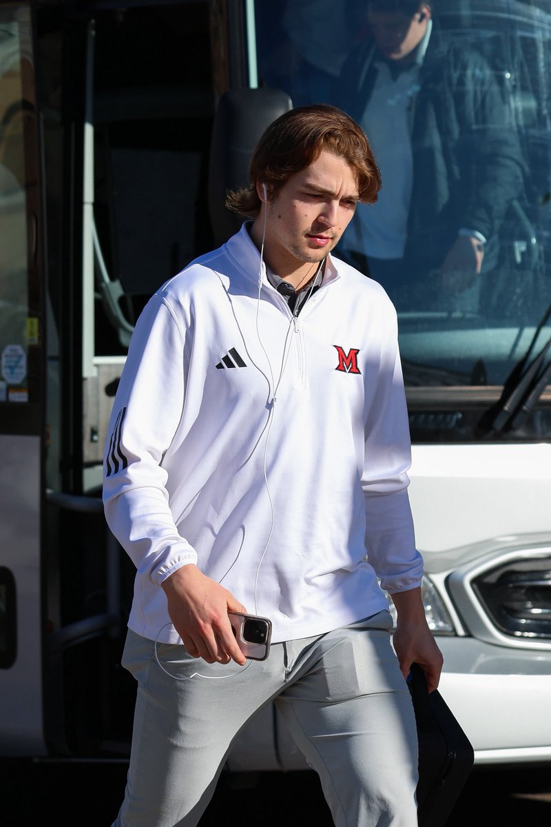 MiamiOH_Hockey's tweet photo. Sunny Saturday ☀️

#RiseUpRedHawks https://t.co/CEfsacj6lt