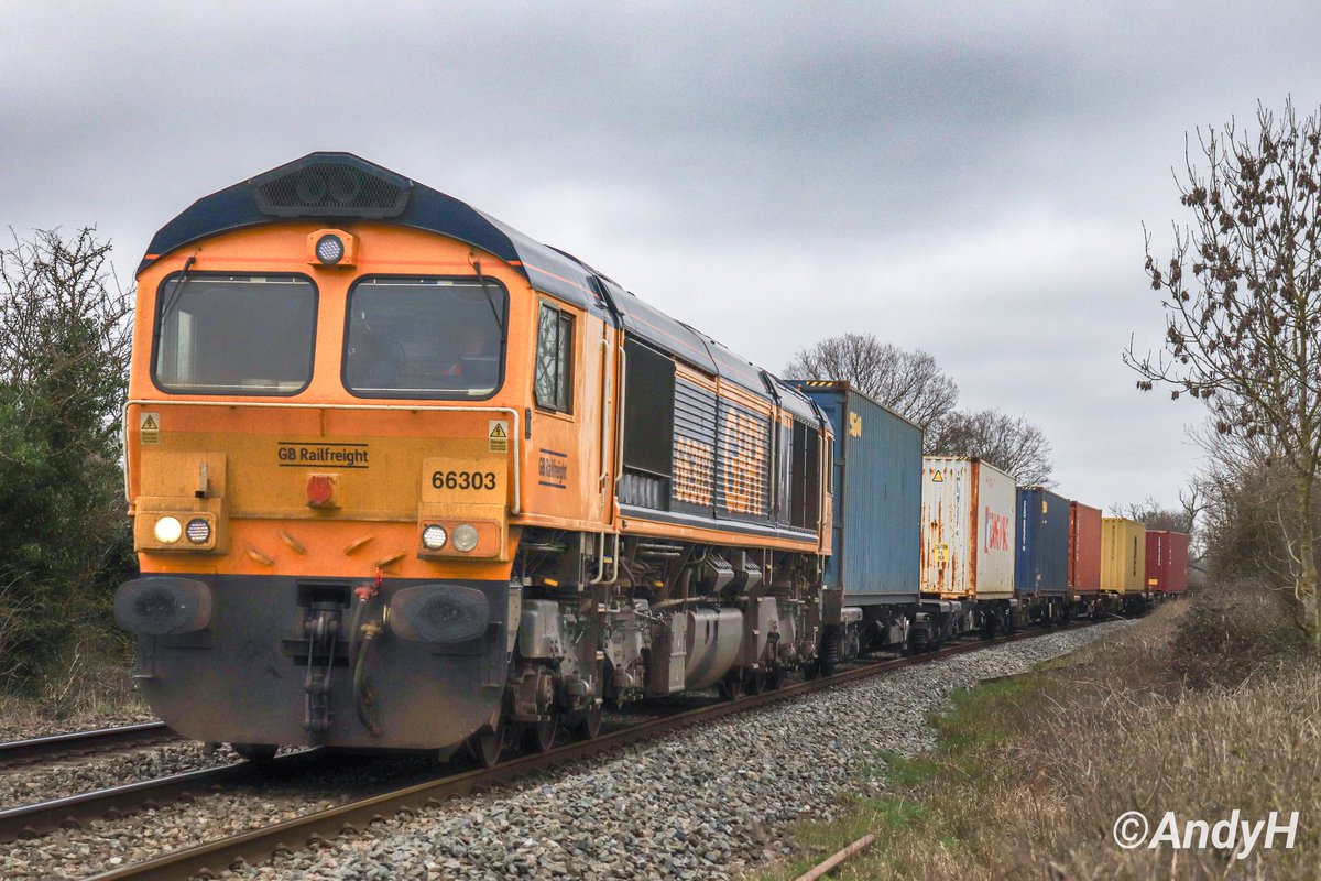 holtona72's tweet image. #SaturdayShed @GBRailfreight 66303 heading a late running 4L13 Hams Hall to Felixstowe North #GBRF intermodal past Wing, in #Rutland, this afternoon. Last time i saw this one it was with GB but still in a plain blue livery (presume DRS?). #ShedWatch 7/3/26