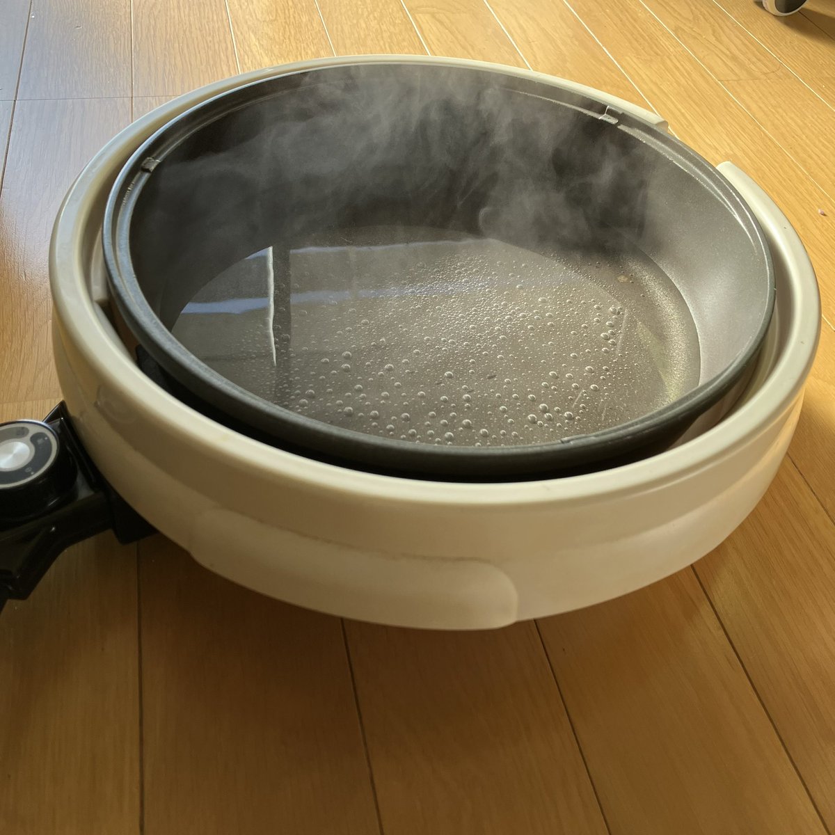 相変わらず顔面が乾燥しすぎて痒いし痛いし、肌荒れ爆進中👹

とうとう禁断のホットプレート加湿器発動させた…♨️😂😂

もう一体どうしたらいいのか…🥲