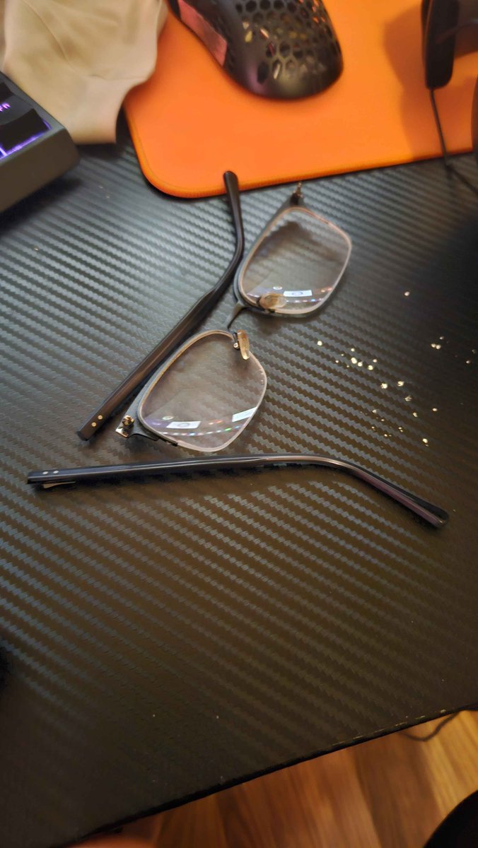 mech_fps's tweet photo. shooting blobs on my screen cause my glasses broke 30 minutes before a collegiate match  

rank 1 legally blind aimer https://t.co/0LDszIeKTT